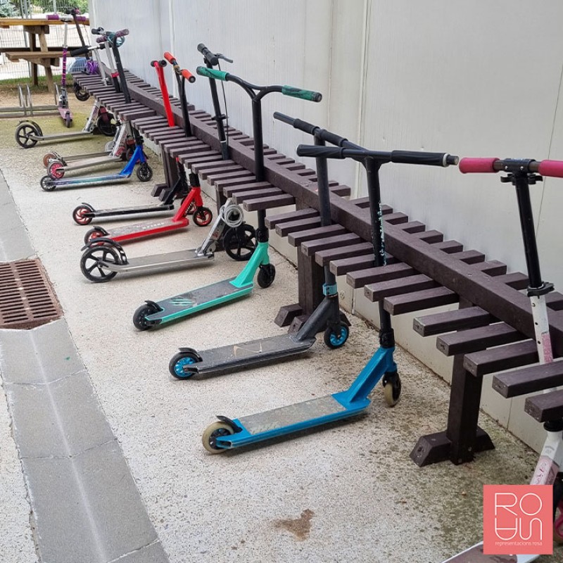 Aparca patinet per escoles - plàstic reciclat 100%